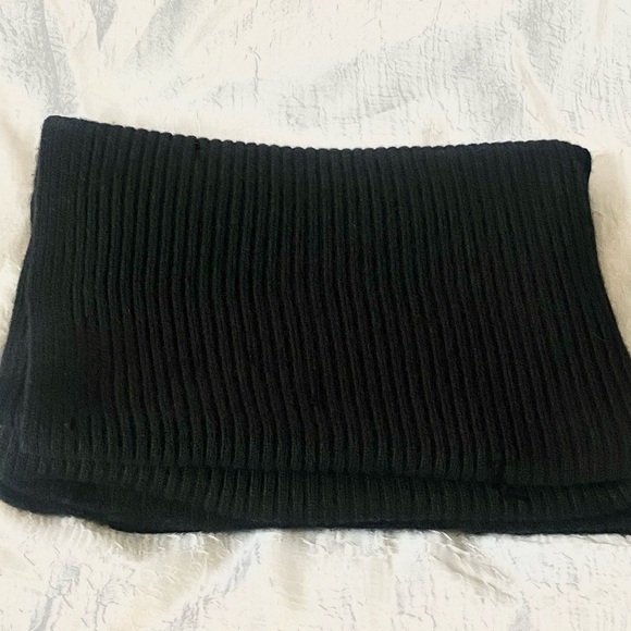 Portolano Ribbed Black Cashmere Scarf - Picture 11 of 13